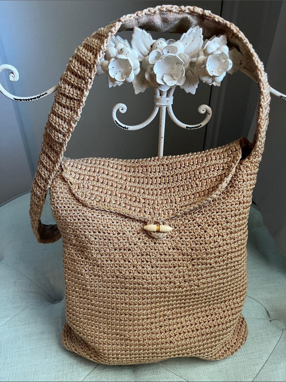 Beutiful Vintage Tan Crochet Shoulder Bag Natural Wood Toggle Closure